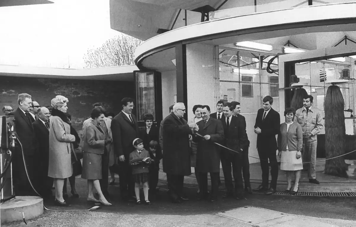 Ouverture de la première station-service avec shop et car wash automatique à Liège, en Belgique, par Stéfano Uhoda.